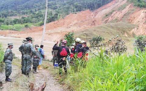 Búsqueda. Bomberos y militares continuaban ayer buscando a los tres mineros desaparecidos luego del derrumbe.