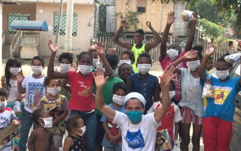 La fundación colaboró con la entrega de mascarillas para sectores populares.