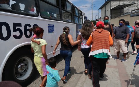 Decenas de personas corren a embarcarse en un mismo bues y olvidan el distanciamiento.