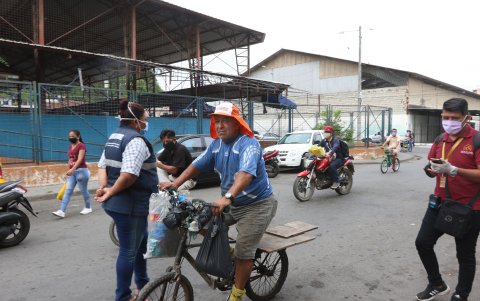 En el cantón Durán todavía hay quienes no usan la mascarilla.