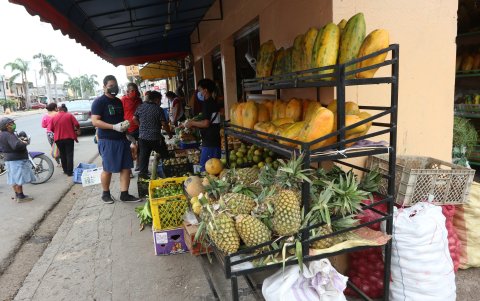 En el comercio, los usuarios, en su mayoría, irrespetan el distanciamiento.