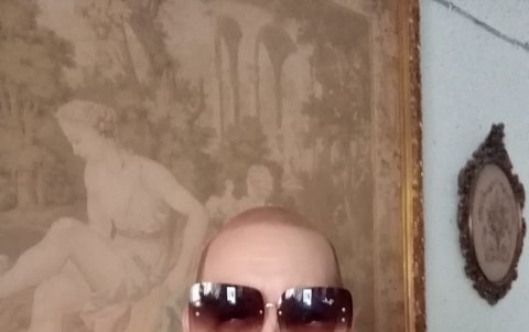 Su cabeza al descubierto es su nuevo look.