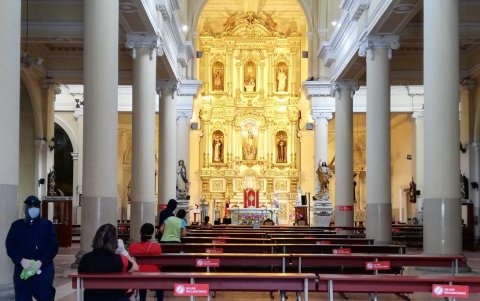 Medidas. Los feligreses deben respetar las normas de seguridad para poder estar en el templo.