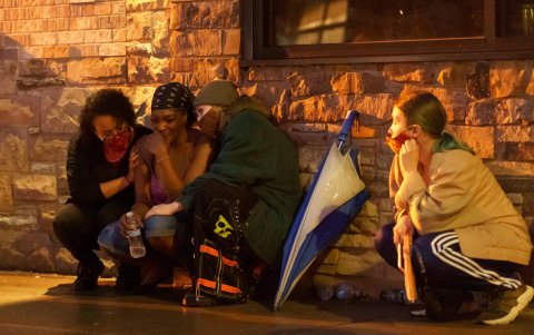 MINNEAPOLIS. Shawanda Hill, la novia de George Floyd, junto a familias, llega al sitio donde este murió mientras estaba bajo custodia de la Policía.