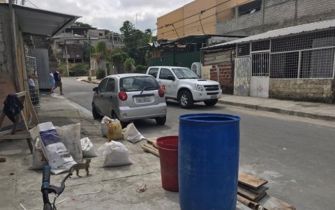 Queja. En varios puntos de Los Vergeles ese es el panorama. Tanques a esperas de ser llenados de agua.