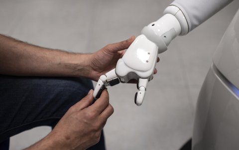 El robot realiza su trabajo gracias a un brazo desechable impreso en 3D.