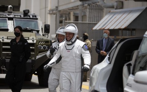 El cohete con la cápsula incorporada, de la compañía de Elon Musk, debe despegar a las 16:33 para llevar a Bob Behnken y Doug Hurley a la Estación Espacial Internacional.