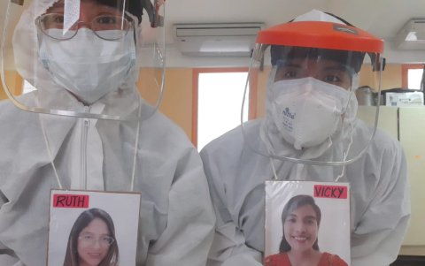 Participación. Terapeutas del Hogar Corazón de Jesús utilizan trajes de bioseguridad y sus retratos para que los residentes se sientan familiarizados.