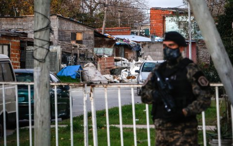 CERCO. Desde el lunes el acceso al barrio Villa Azul está restringido. De una cuarentena estricta por 15 días.