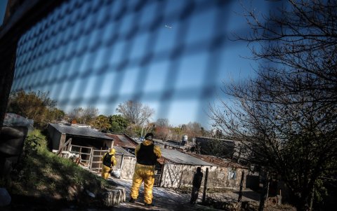 PERÍMETRO. La policía custodian este miércoles, en un ingreso a la Villa Azul, cerrada para el ingreso y egreso de personas luego de detectar numerosos casos de covid-19, en Buenos Aires.