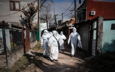BUSQUEDA. Personal de sanidad recorre este miércoles la Villa Azul, en busca de personas contagiadas de covid-19.
