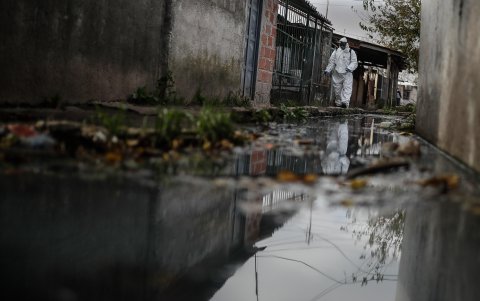 PANORAMA. Una persona realiza la desinfección de una calle en Villa Azul, situada entre los municipios de Quilmes y Avellaneda, en el sur del Área Metropolitana de Buenos Aires.