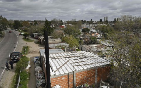 CUSTODIA. Un retén policial monta guardia en uno de los perímetros Villa Azul. Un operativo llevado a cabo por el Gobierno de Fernández cerró este lunes el barrio.