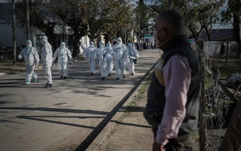 RECORRIDOS. Personal de sanidad realiza un testeo casa por casa para detectar los contagiados con coronavirus en Villa Azul.