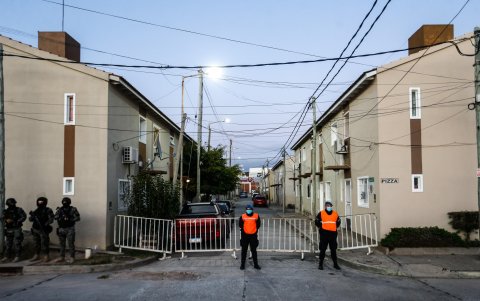 CUARENTENA. Policías vigilan un acceso al barrio Villa Azul, en el que se ordenó una cuarentena estricta por 15 días luego de que se registraran más de 50 casos de COVID-19.