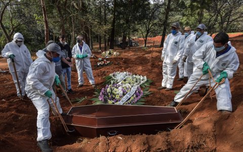 Una persona que murió de COVID-19, en días pasados, es sepultada en el cementerio de Vila Formosa, en las afueras de Sao Paulo, Brasil.