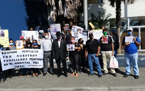 Familiares de los fallecidos, en el exterior del Cuartel Modelo.