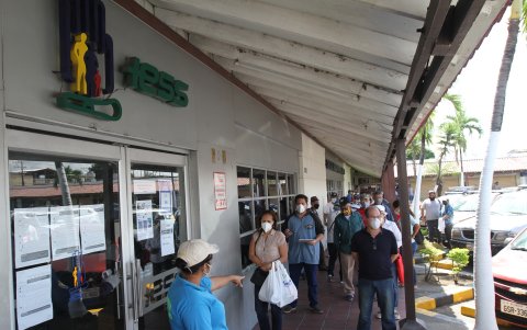 Decenas de usuario que esperan ser atendidos en las oficinas de la Alborada.