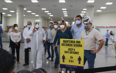Recorrido. Las autoridades constataron las medidas de seguridad aplicadas en el aeropuerto.