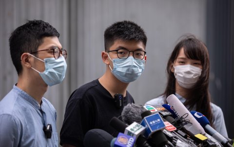 Miembros del grupo político prodemocrático Demosisto, Nathan Law, (i), Joshua Wong, (c) y Agnes Chow, (d), ofrecen declaraciones fuera del Consejo Legislativo en Hong Kong