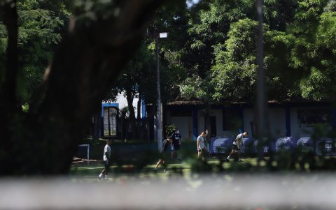 Los futbolistas de Emelec trabajaron en grupos de cinco personas en el campo.