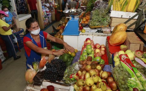 El consumo de frutas es importante para una buena nutrición. En la foto el mercado de Sauces IV, de Guayaquil.