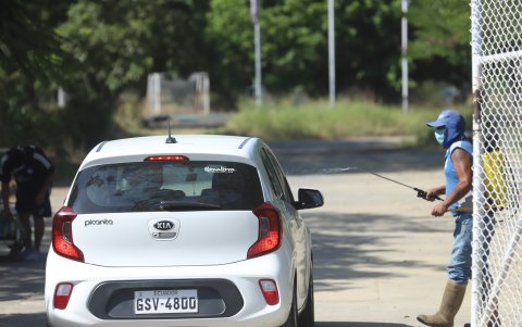 Los jugadores y colaboradores del club se sometieron a un proceso de desinfección a su auto sin bajarse del vehículo.