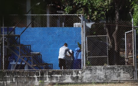 w A la cancha. Los futbolistas se lavaron las manos y luego aplicaron gel antes de entrar al campo.