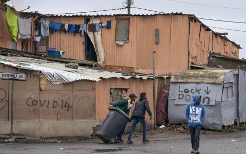 CIUDAD DEL CABO. Sudáfrica está siguiendo una estrategia ajustada al riesgo del gobierno con una reducción gradual del bloqueo.