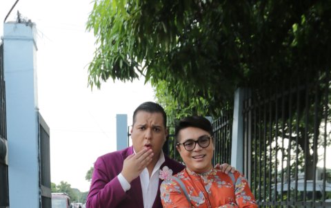 Con su amigo, Miguel Cedeño.