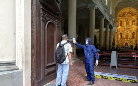 Medidas. En las parroquias se cumplen medidas de seguridad previo al ingreso de los fieles.