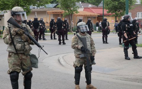 MINÉAPOLIS, Miembros de la Guardia Nacional llegan hasta esta ciudad norteamericana, para tratar de frenar las protestas que por tercera noche se vivieron.