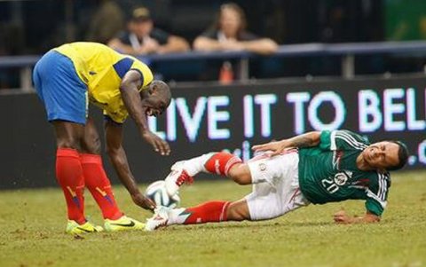 Segundo Castillo (i) sufrió una lesión en un amistoso ante México, que lo dejó fuera del Mundial de Brasil 2014.