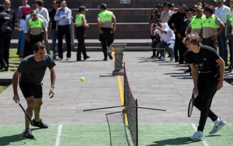 Durante su visita a Ecuador, Roger Federer (i) jugó tenis en la Mitad del Mundo con Alexander Zverev.