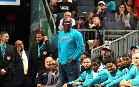 Michael Jordan en un partido de su equipo, los Charlotte Hornets.