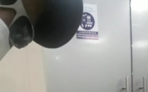 Julio Espinoza tomó una foto a su madre, Yolanda Borhoquez, cuando esperaba una cama en el hospital del Guasmo, sentada en una silla desde las 16:00 hasta la una de la madrugada.