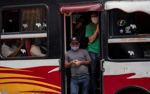 Transportación. Toma fuerza un temor: cobrar el carburante, hasta ahora gratis, una medida forzada para llenar el hueco en las cuentas nacionales, pero echarle gasolina al incendio de la economía.