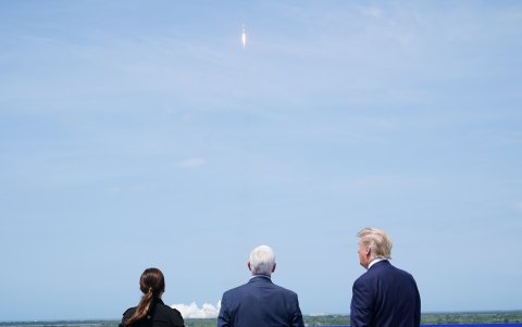 Trump junto a otras autoridades estadounidenses presenciar el despegue de SpaceX.