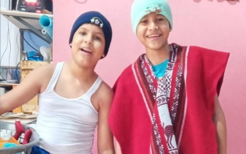 Humor. Obed y José Alcántaro tienen la iniciativa de disfrazarse de Mote y Pescado, personajes de David Reinoso, para contar chistes a sus padres.