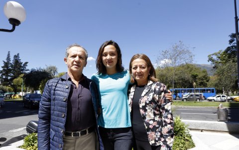 La deportista junto a su padres Leonardo Arévalo y Elsa Salinas.