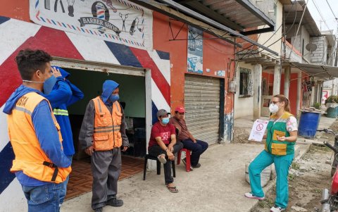 El personal de salud concientiza a la ciudadanía sobre el no consumo de cigarrillos.