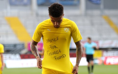 Jadon Sancho, del Dortmund, muestra un mensaje pidiendo justicia tras el asesinado de George Floyd