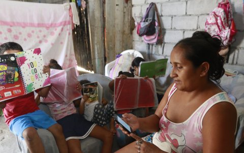 Los padres de familia están preocupados porque no cuentan con los recursos tecnológicos para las clases virtuales de sus hijos.