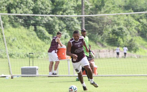 El exvolante esmeraldeño, Luis Caicedo, jugó desde el 2011 al 2014 en Barcelona.