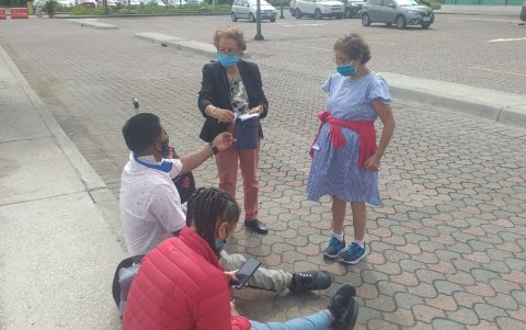 Malestar. A esperas de una respuesta, los usuarios permanecen en los exteriores de la terminal aérea desde temprano.