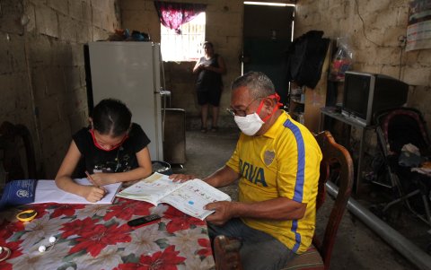 En muchos hogares no hay computadora ni internet.