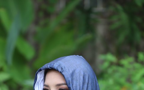 Una de sus opciones es cubrirse el rostro y el pelo.