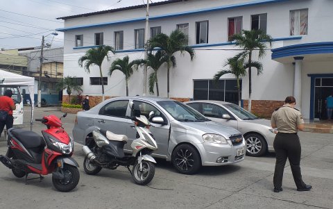 Hecho. Entre las evidencias figuran dos automóviles y dos motocicletas que servían para ejecutar los delitos.