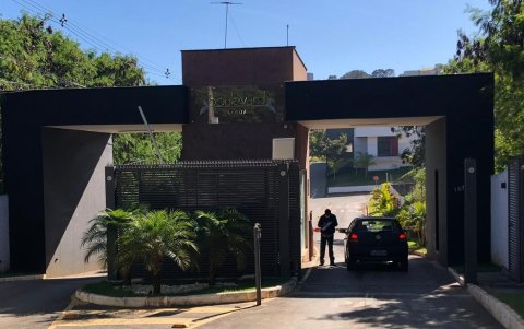 Fachada del condominio donde reside el volante ecuatoriano Juan Cazares.