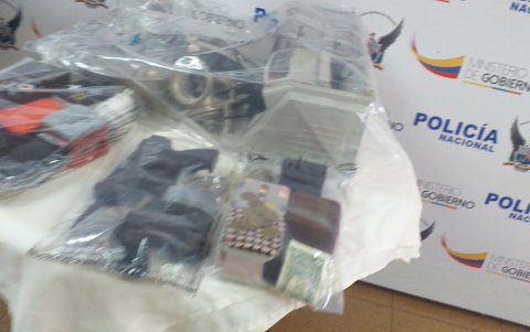 Elementos. Entre las evidencias que se les encontraron a los detenidos figuran relojes, cocaína, dinero en efectivo y una máquina para contar dinero.